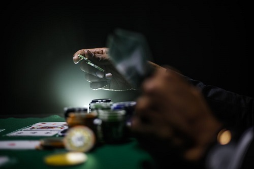 hand med spelmarker i poker
