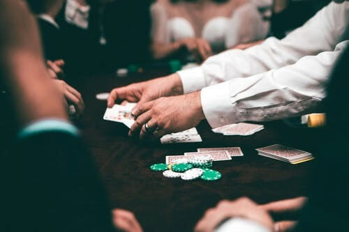 pokerspel vid bord