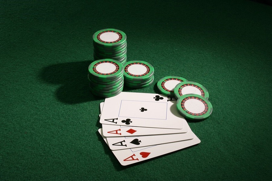 Bild på pokermarker och kort